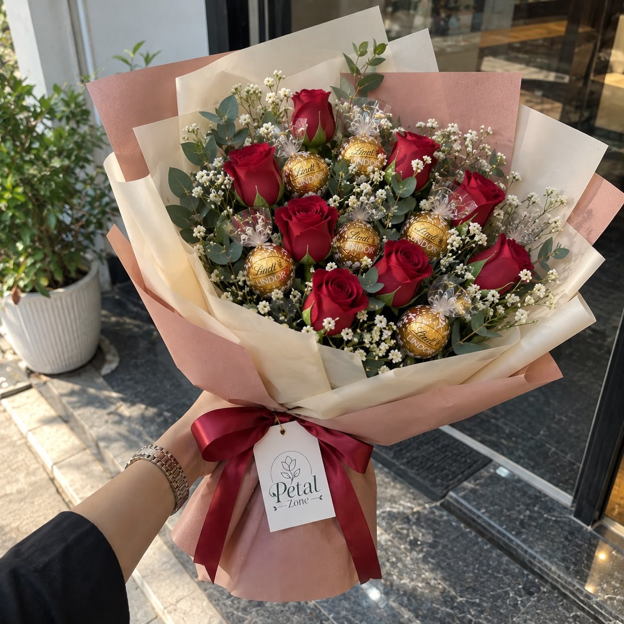 Golden Romance – Lindt & Rose Bouquet 2